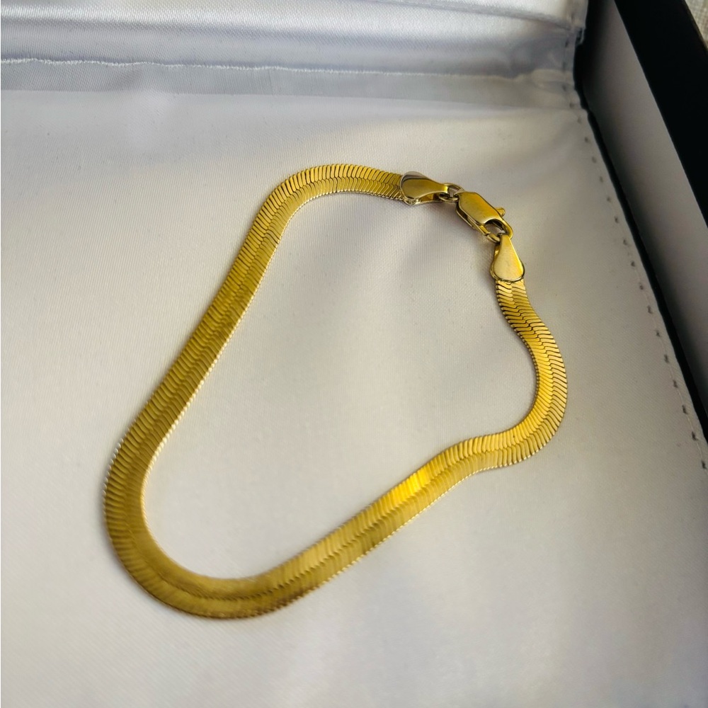 Gold-Tone Herringbone Chain Bracelet – Sleek & Elegant